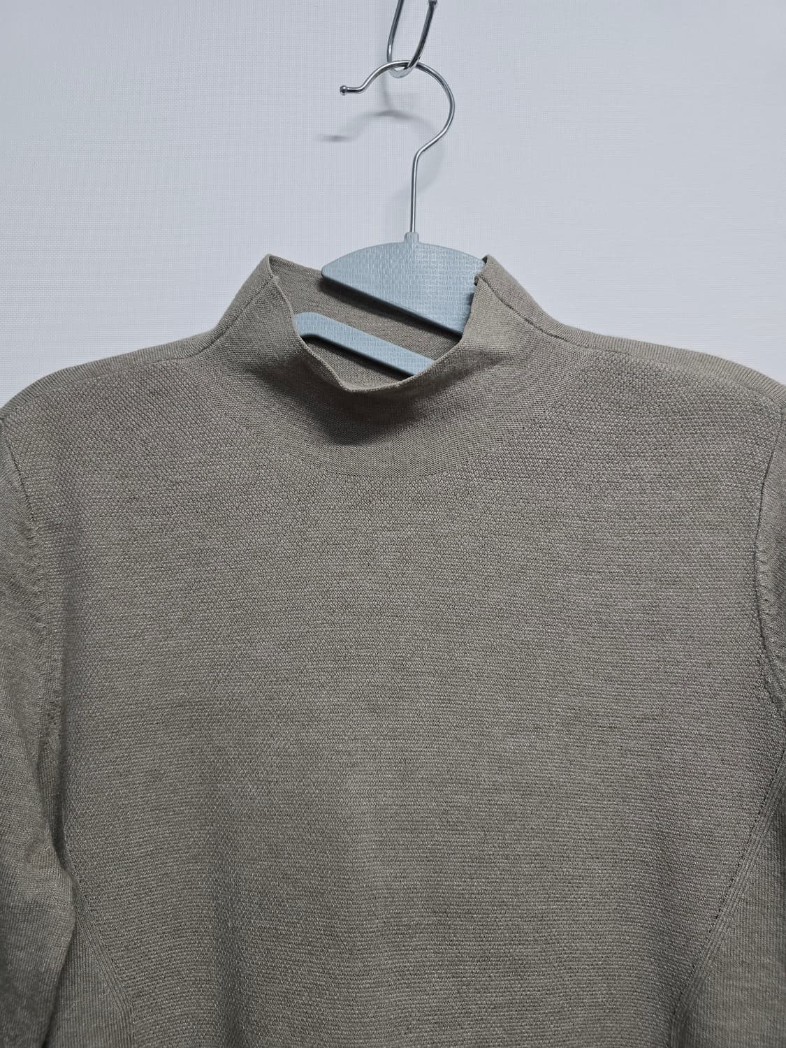 베스티벨리 베이지색 목폴라 긴팔 니트85 상품이미지2