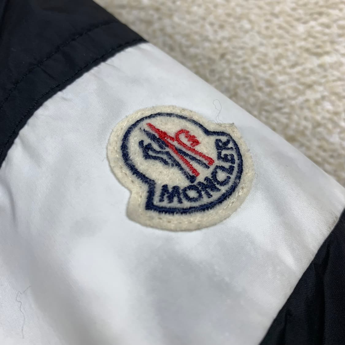 몽클레어 패치 로고 블랙 스티븐 자켓 상품이미지3