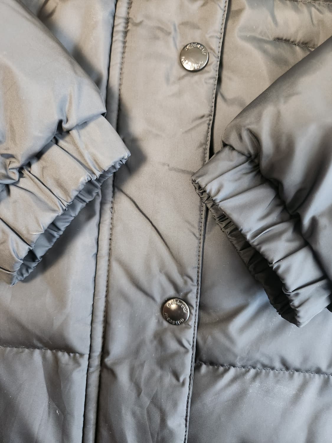 아디다스 여성 덕다운 패딩 자켓 사이즈M

외관상태는 하지오염 없이 깨끗 상품이미지3