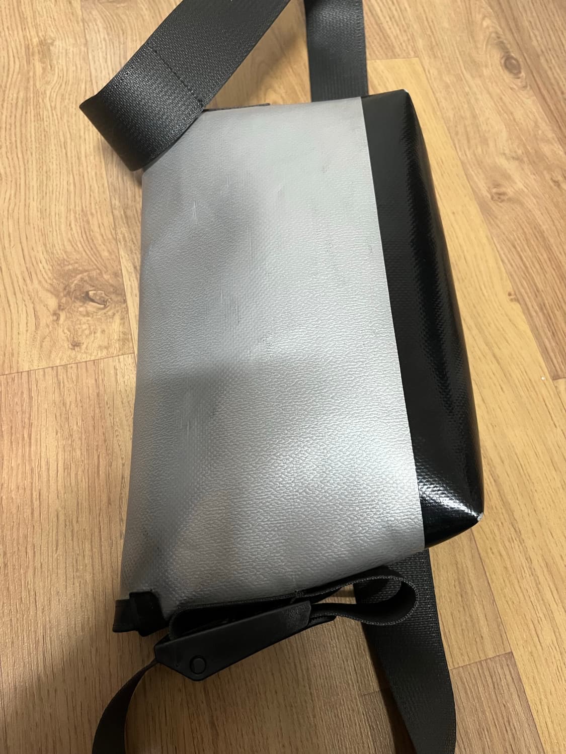 프라이탁 크로스백 (블랙/실버 배색) 상품이미지2