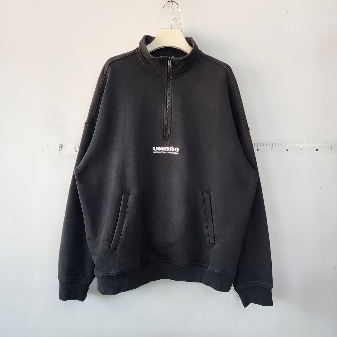 엄브로 블랙 하프집업 맨투맨 상품이미지1