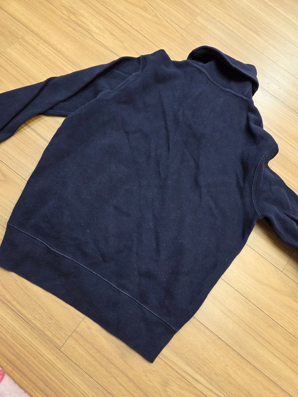 폴로 랄프로렌 남성 스웨터 네이비 색상입니다. 사이즈는 S이고, 목 부분 상품이미지2