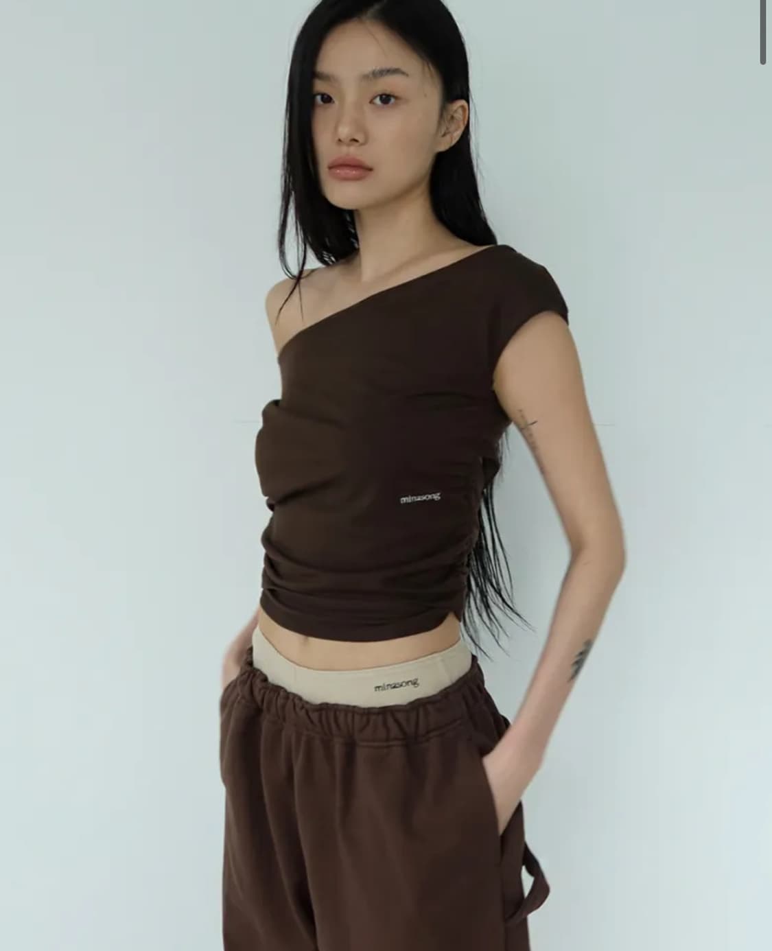 민아송 CUT OUT BOAT NECK - ESPRESSO 상품이미지2