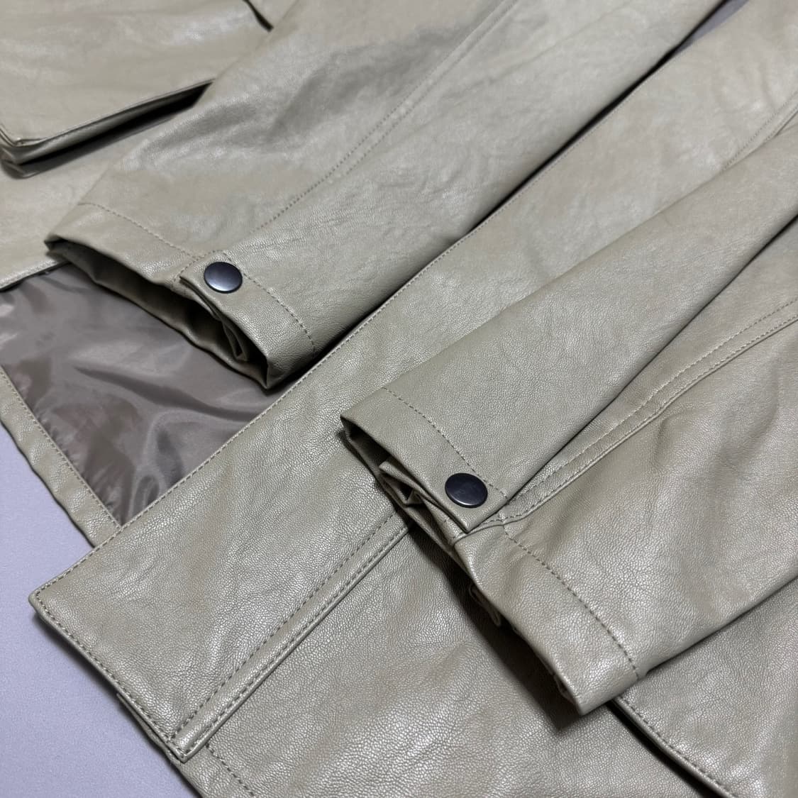 센스오브플레이스 카키컬러 에코 레더 집업 스냅버튼 레더 코트 상품이미지7