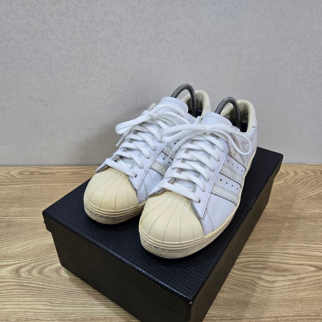 265 아디다스 x 언디핏 슈퍼스타 80s 화이트 상품이미지1