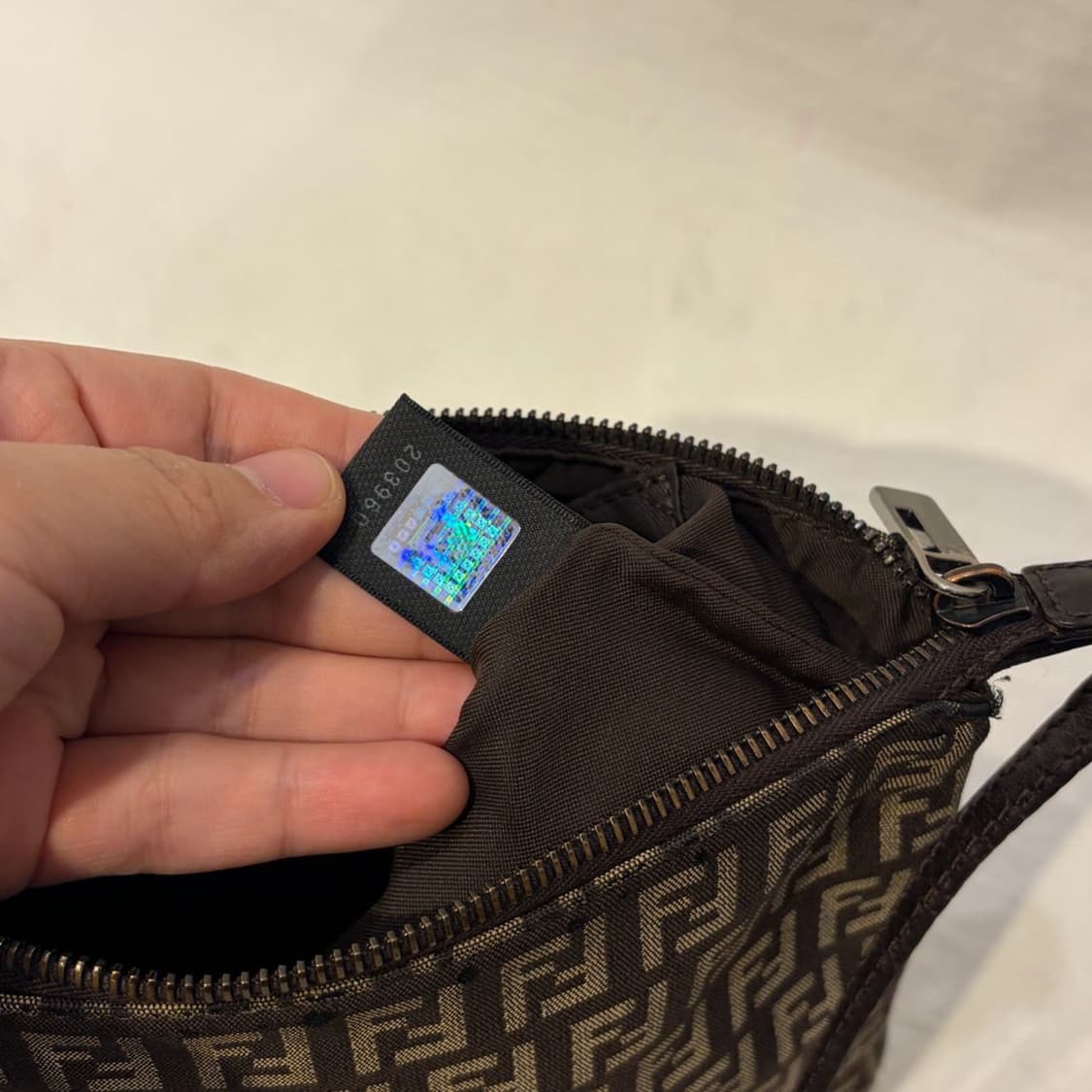 펜디 FF 로고 미니 크로스백 주카 가방 상품이미지10