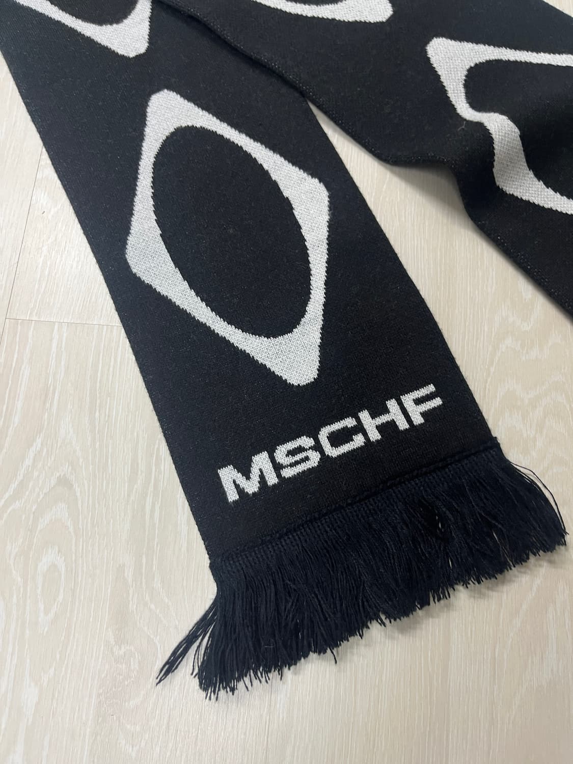 미스치프 롬버스 머플러 블랙 상품이미지2