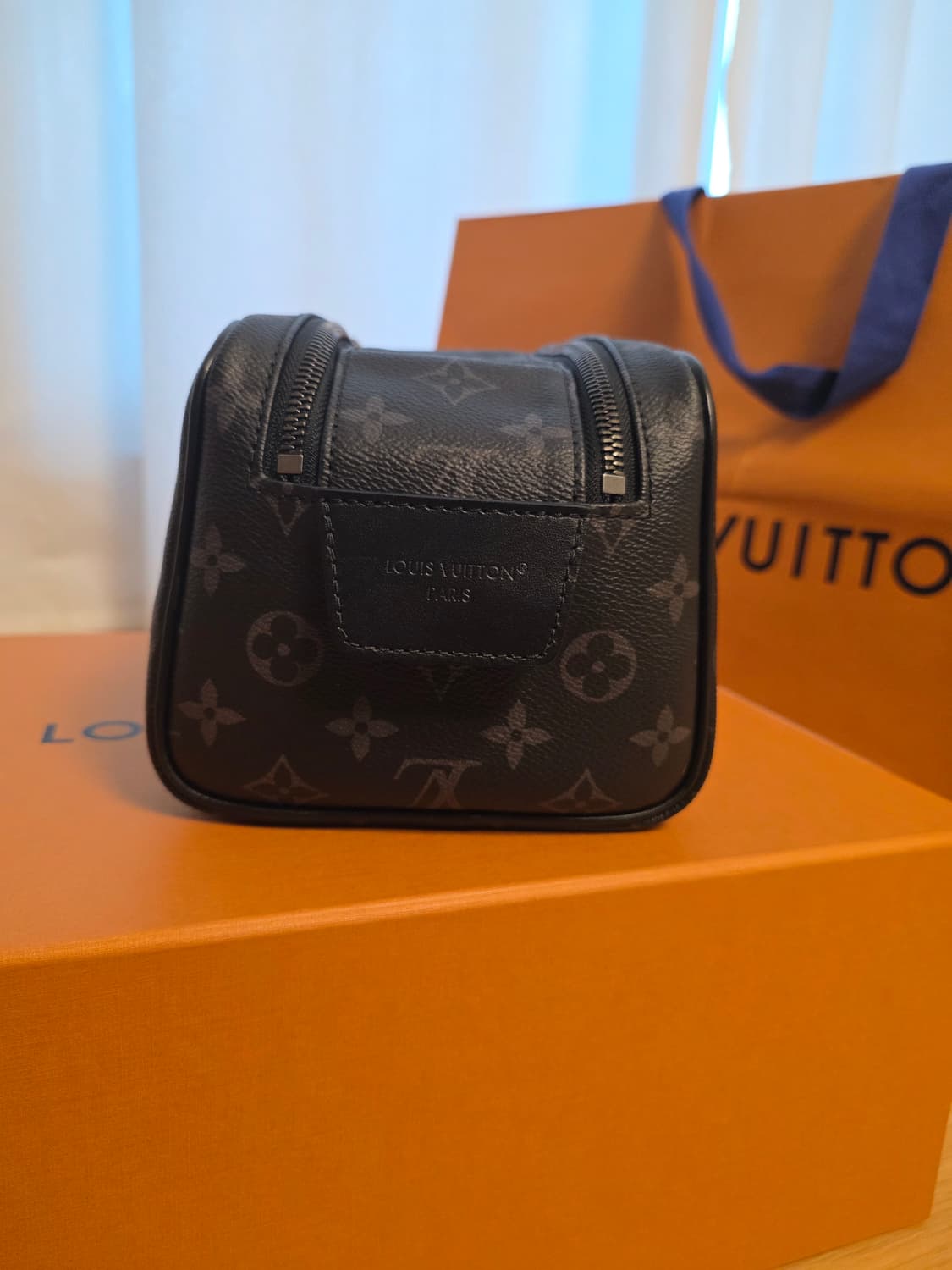 [25년] 루이비통 돕키트 토일렛 파우치 클러치 모노그램 이클립스 상품이미지4