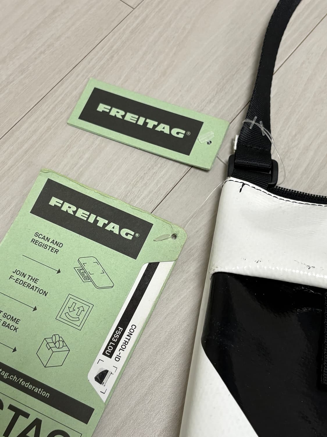 프라이탁 루 F553 LOU 블랙/화이트 상품이미지2