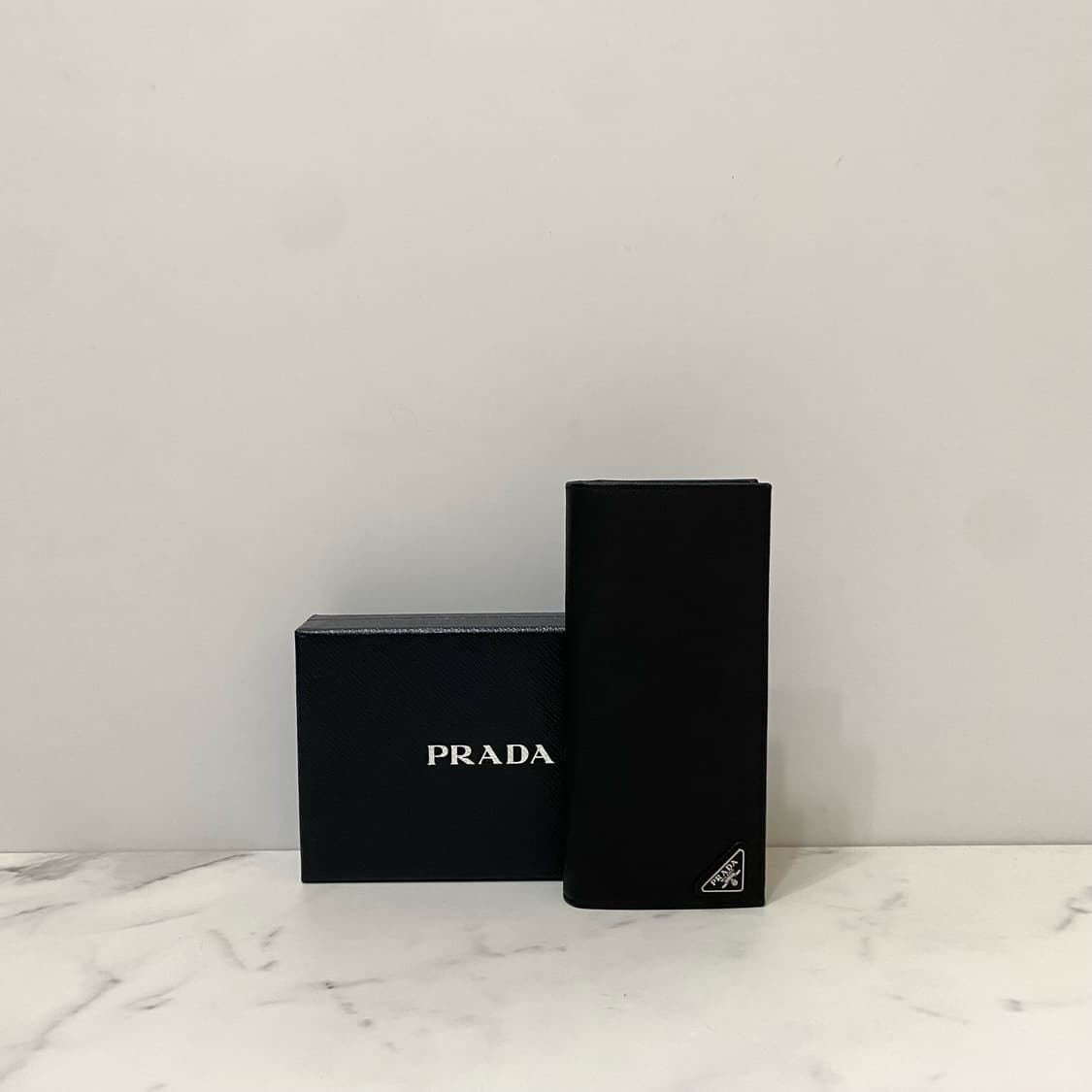 새상품급 프라다 사피아노 레더 삼각로고 장지갑 블랙 2MV836 상품이미지1