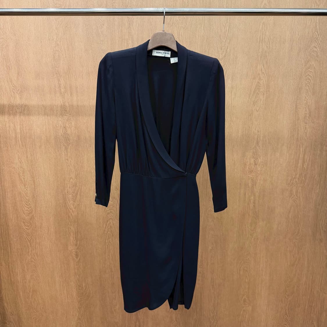 소니아 리키엘 딥 브이넥 미디 원피스 랩 스타일 허리 셔링 디테일 블랙 상품이미지2