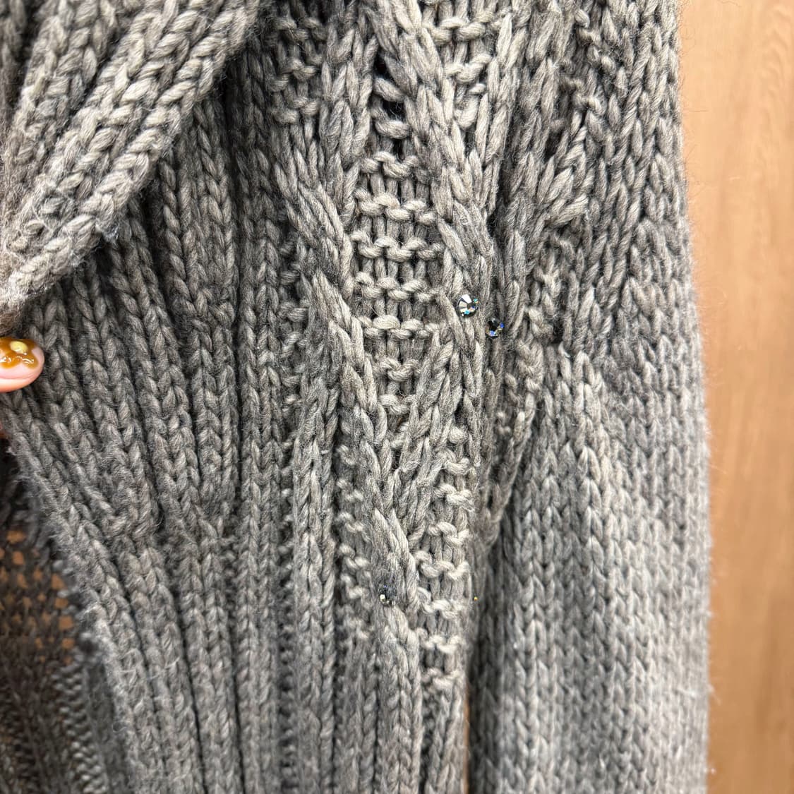 막스앤코 케이블 니트 오픈 롱 가디건 와이드 카울 후드 큐빅 장식 그레이 상품이미지6