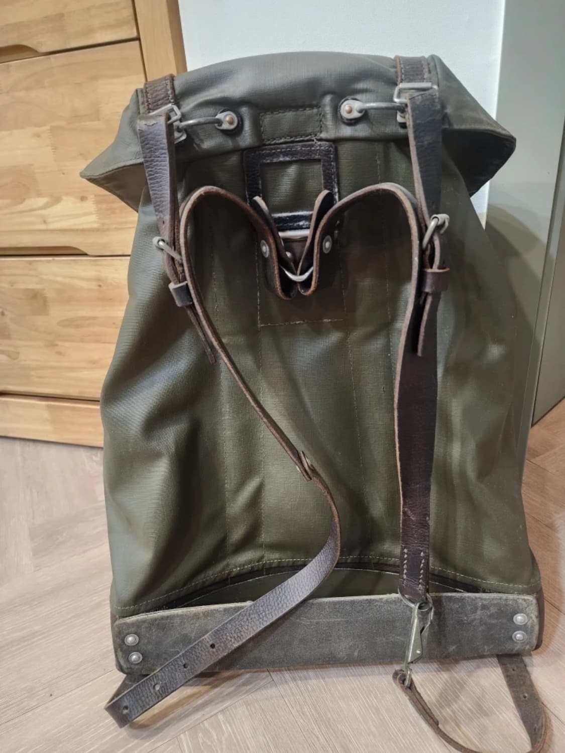 스위스군 고무 코팅 가죽 배낭 상품이미지2