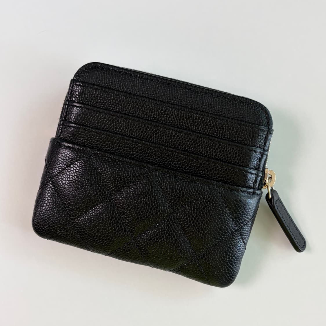 샤넬 클래식 지퍼 코인 카드 홀더 그레인드 샤이니 카프스킨 & 골드 메탈 상품이미지3