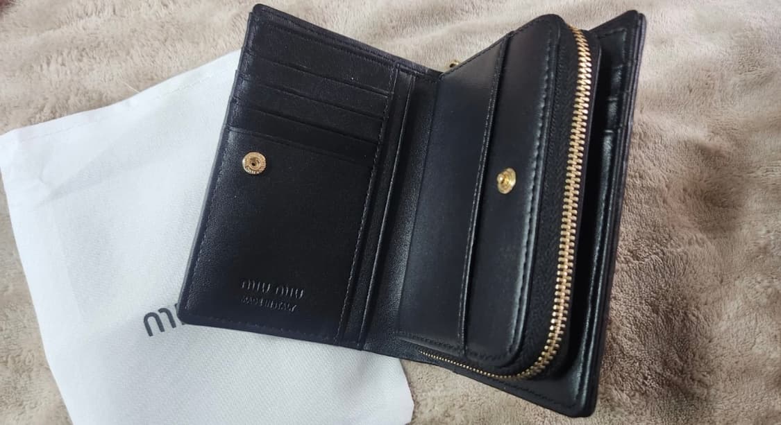 미우미우 블랙 마테라쎄 반지갑 상품이미지2