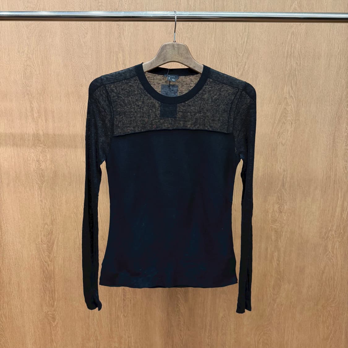 띠어리 니트 긴팔 시스루 믹스 절개 라운드넥 디테일 레귤러핏 블랙 상품이미지2