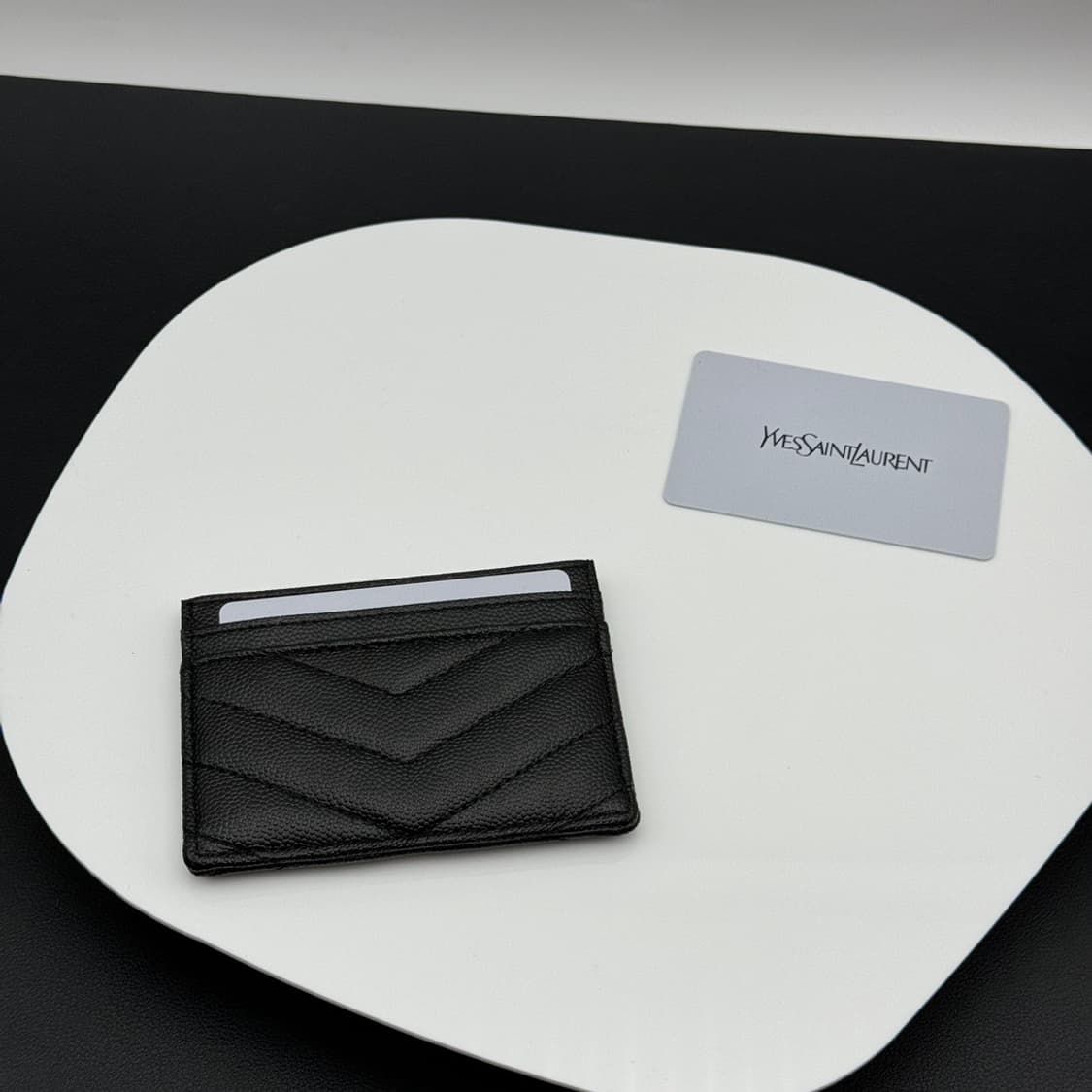 생로랑 그랑 드 뿌드르 텍스쳐드 마틀라세 레더 카산드라 마틀라세 카드 케 상품이미지2