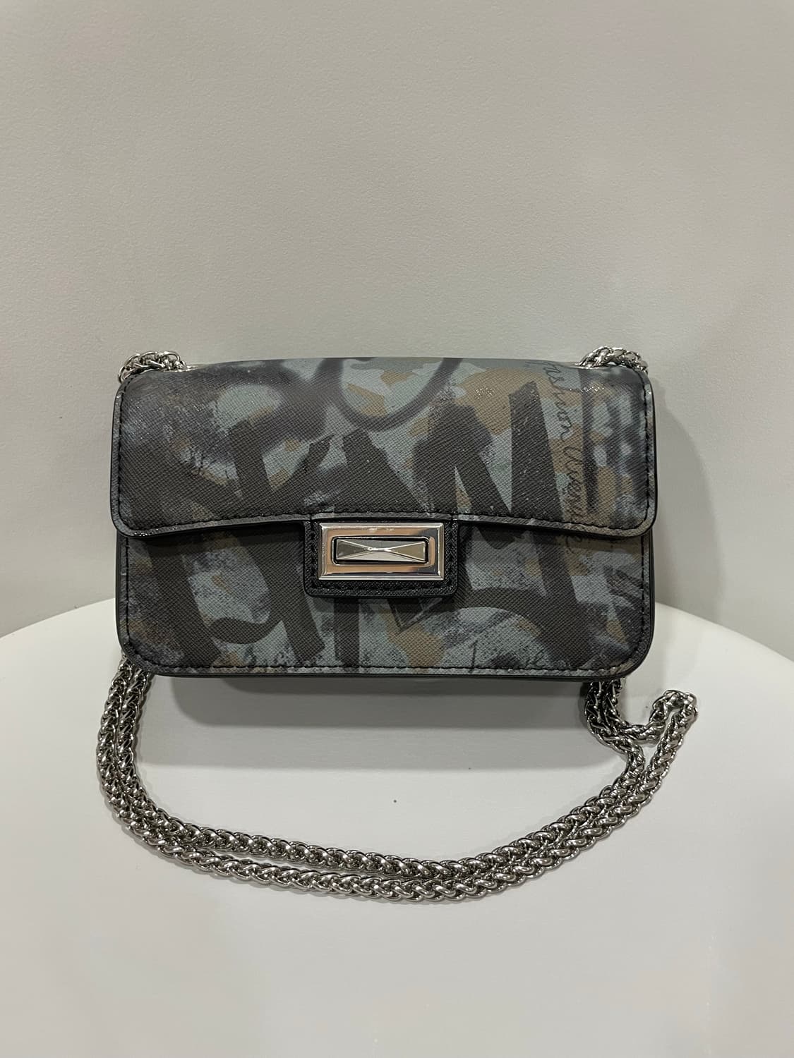 DKNY 뉴욕 그래피티 미니 체인 숄더백 상품이미지1