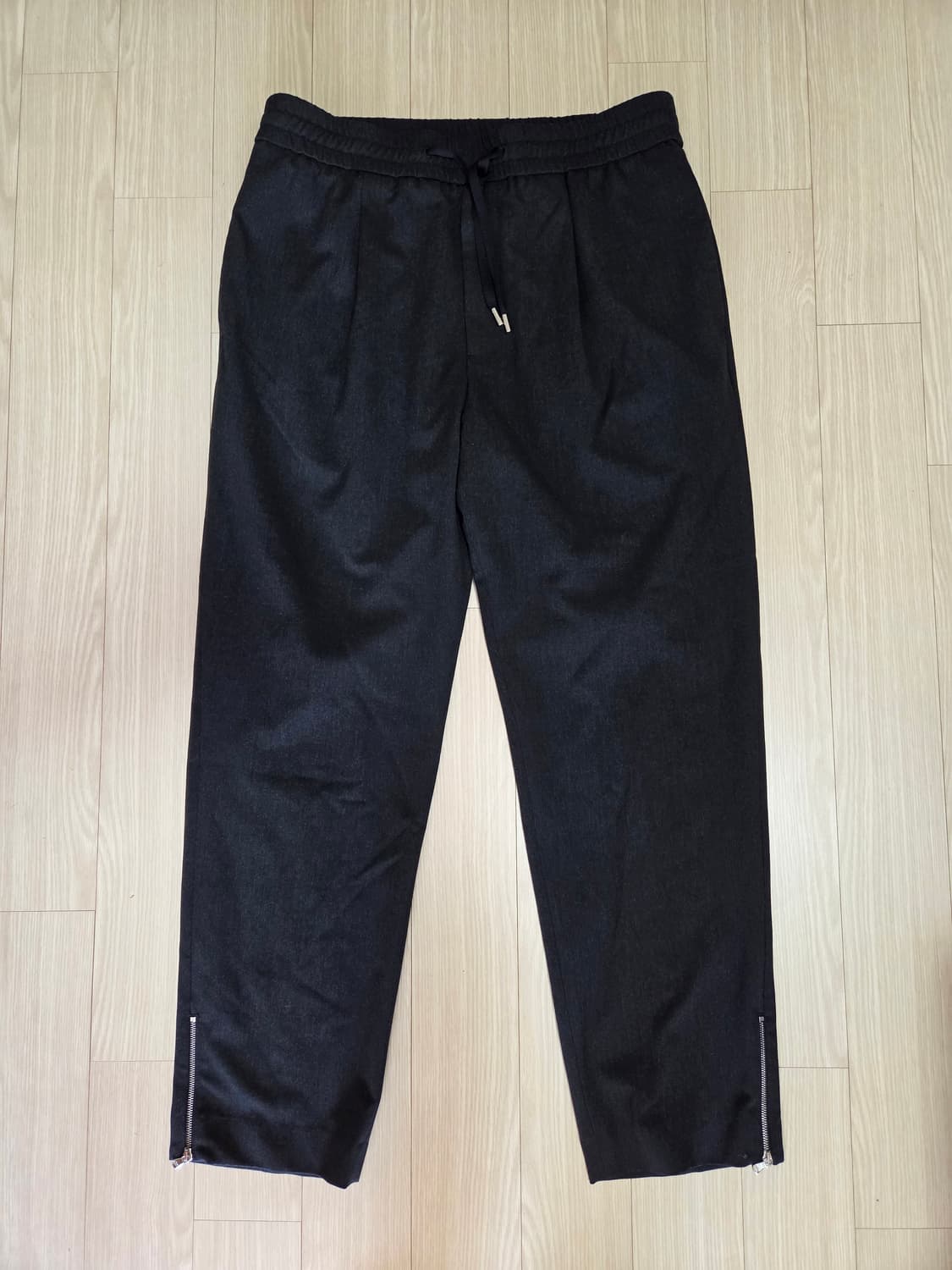 타임옴므 지퍼 디테일 밴딩 슬랙스  상품이미지1