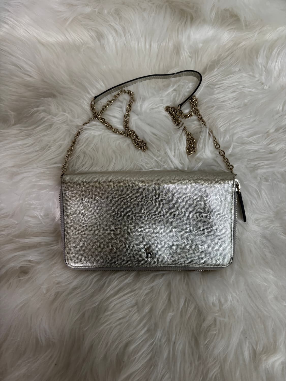 헤지스(HAZZYS)메탈릭 로고 체인 지갑 크로스백 상품이미지1