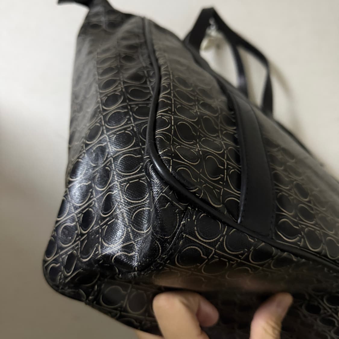 살바토레 페라가모 간치니 패턴 PVC 남성 토트백 상품이미지3