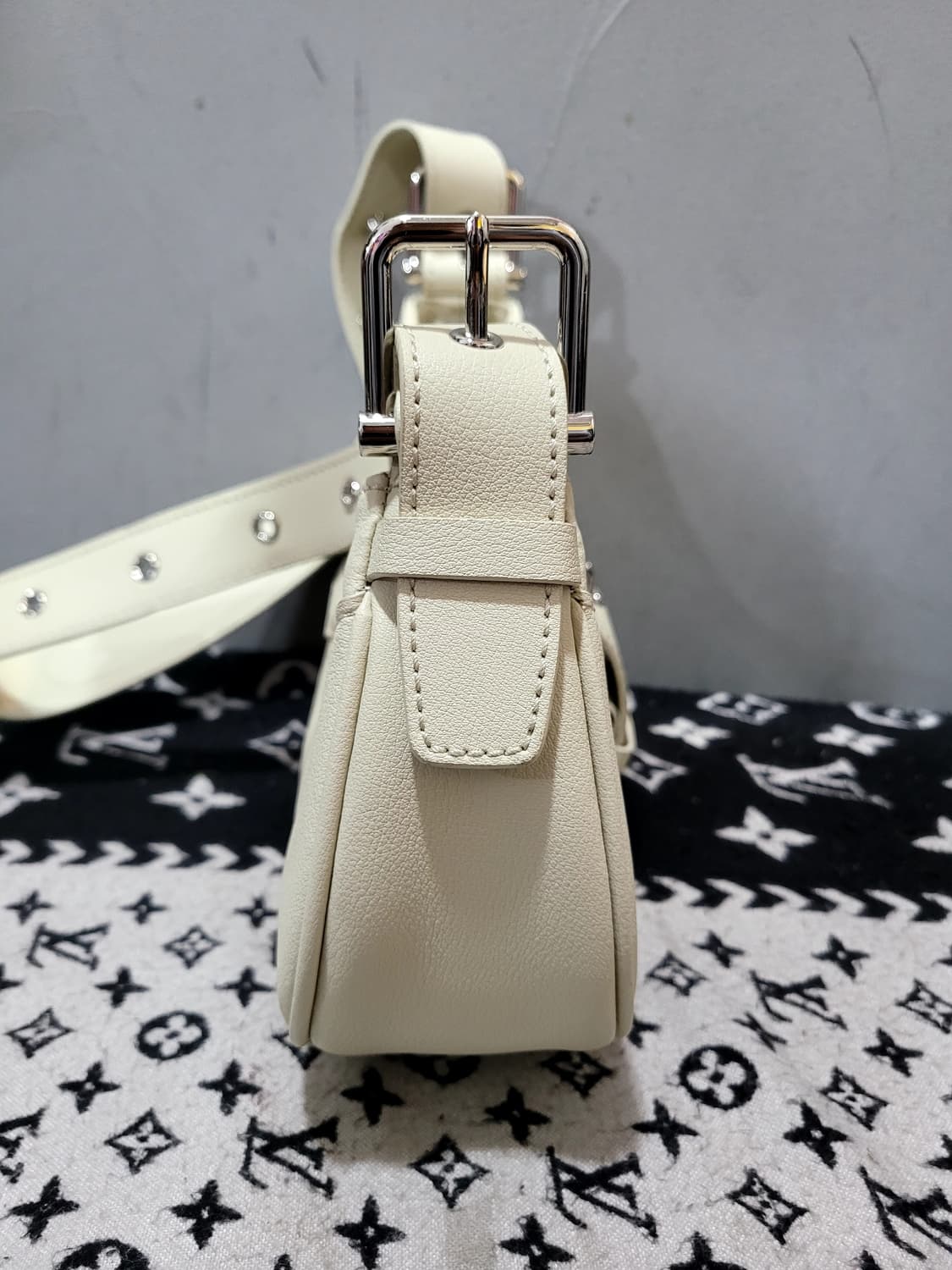 정품 오소이 스톤 크림 소가죽 호보백  상품이미지6