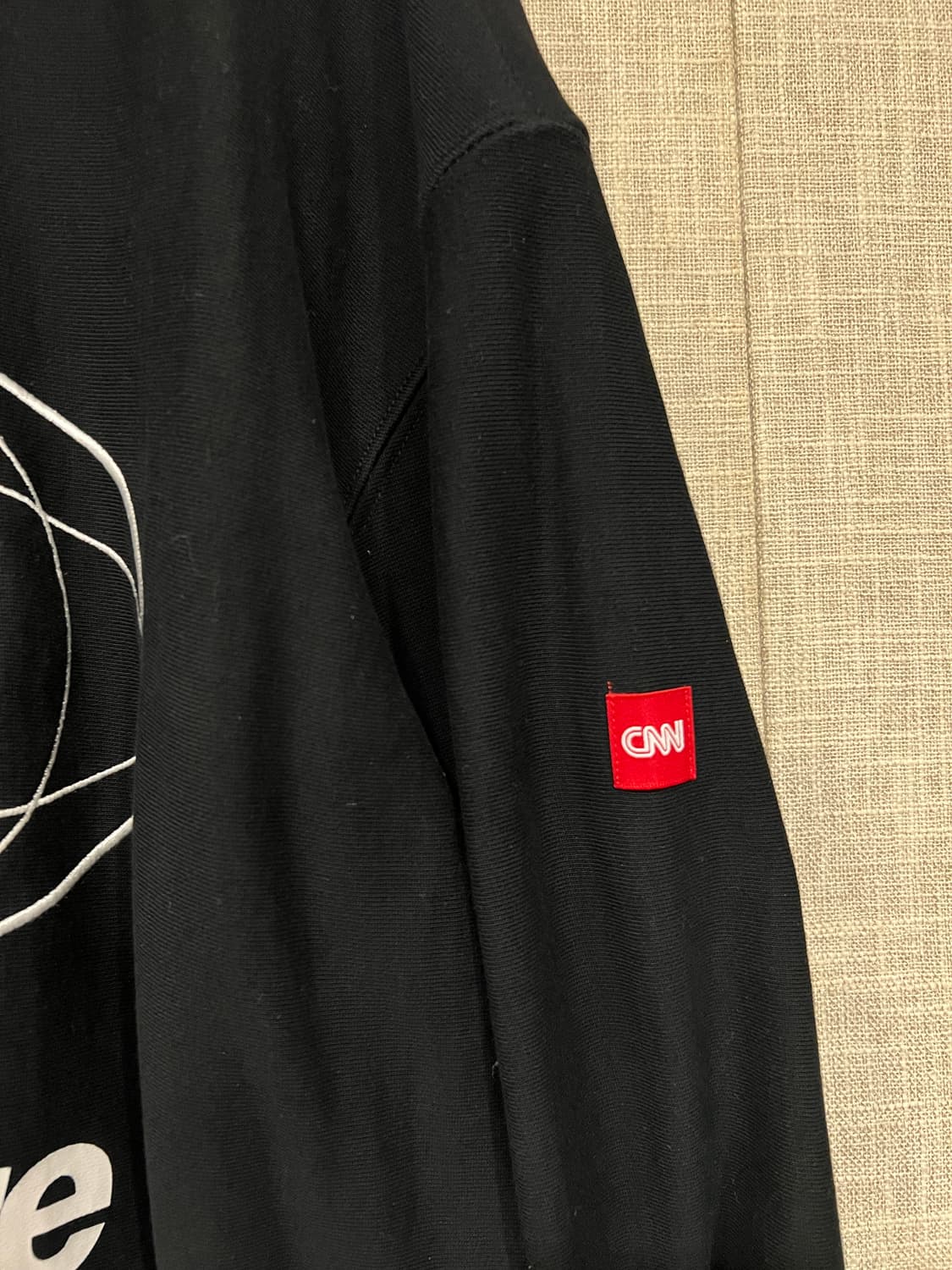 CNN 고데어 네트워크 자수 프린팅 맨투맨 95 블랙 상품이미지6