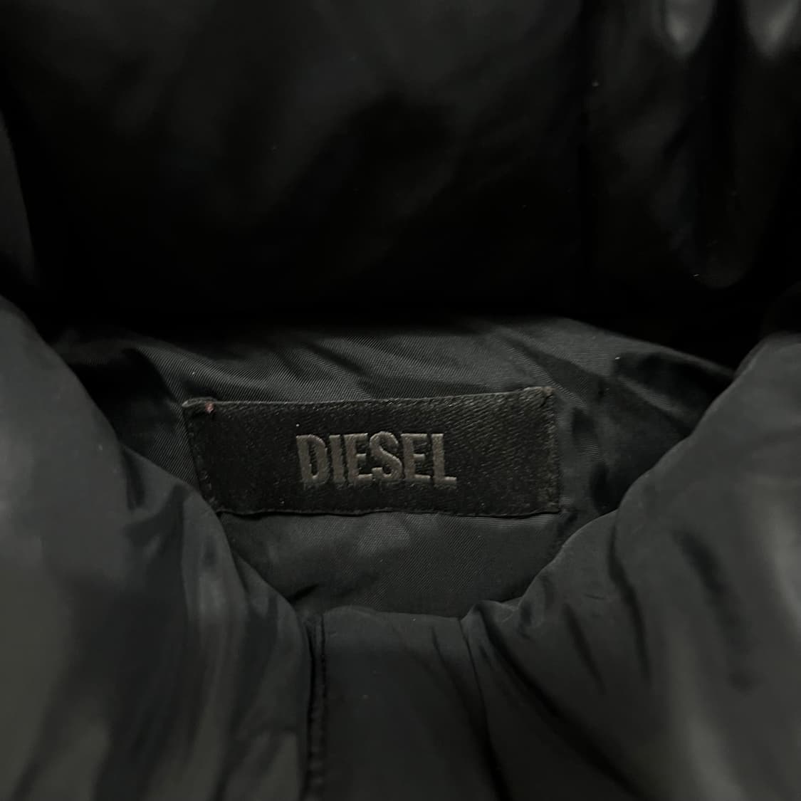 디젤 여성 소가죽 배색 와펜 하이넥 롱패딩 점퍼 [블랙] L/100 상품이미지5