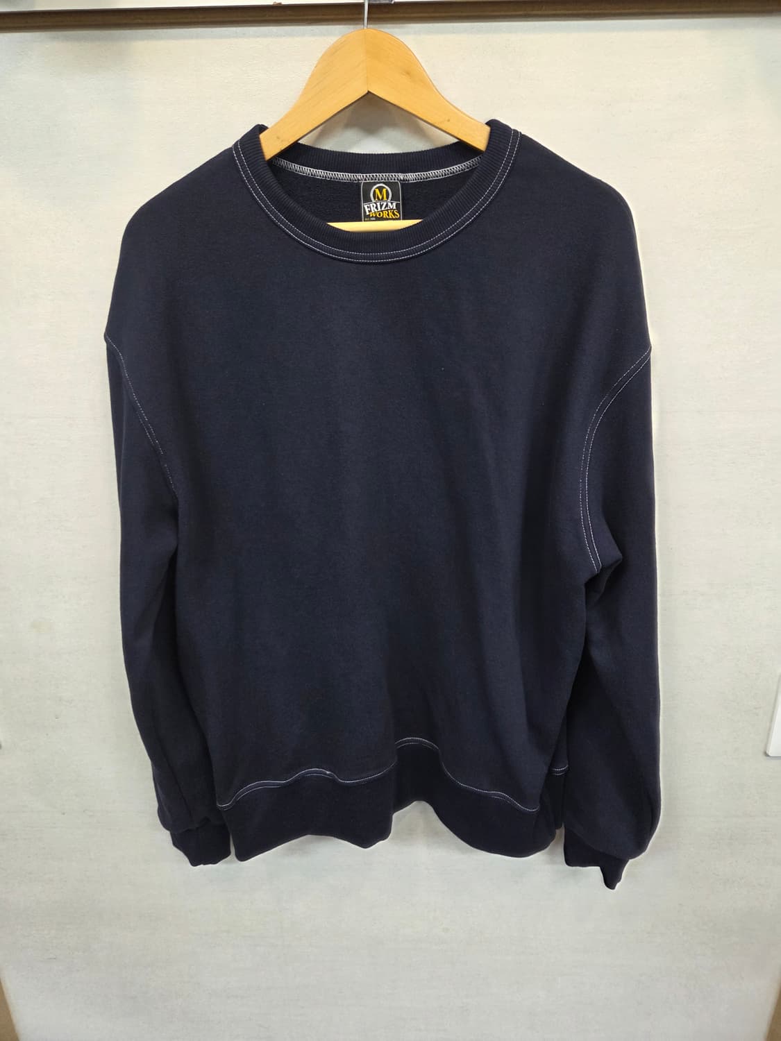 프리즘웍스 자수 스티치 맨투맨 m 상품이미지1