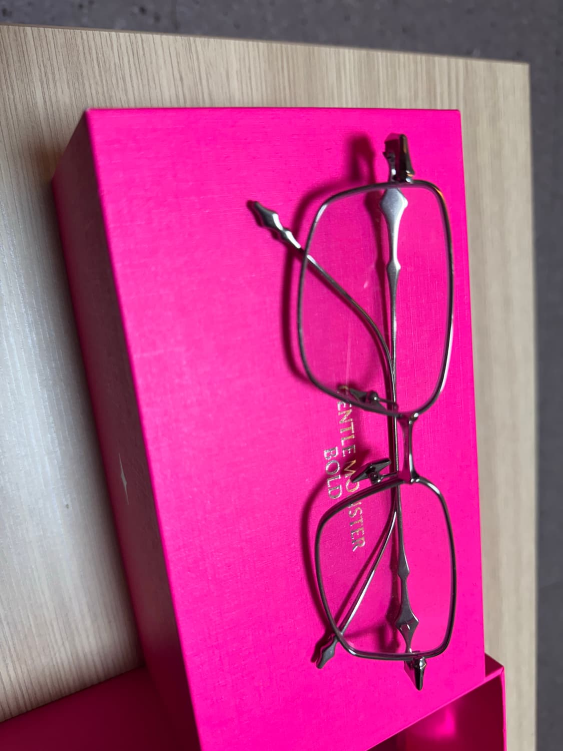 젠틀몬스터 아토믹02 판매합니다 상품이미지4