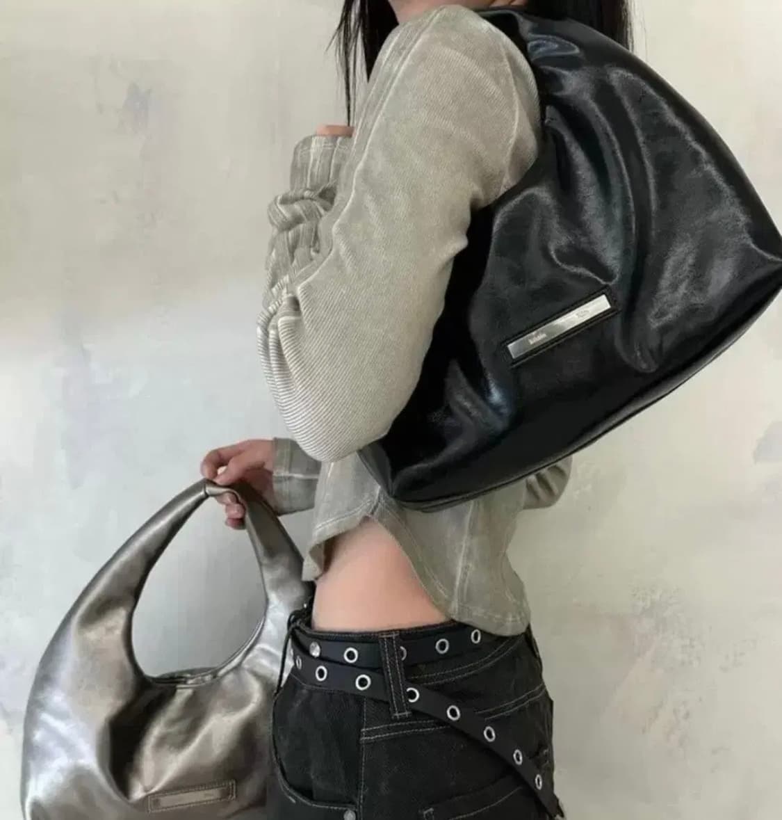 (새상품급) 마뗑킴 가방 엠보 로고 미니 레더 토트백 블랙 상품이미지1