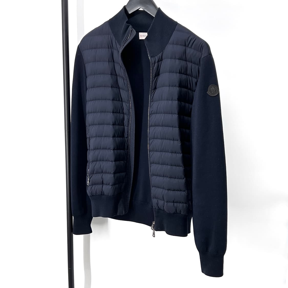 [M사이즈] 몽클레어 와펜 트리콧 니트패딩 네이비 상품이미지2