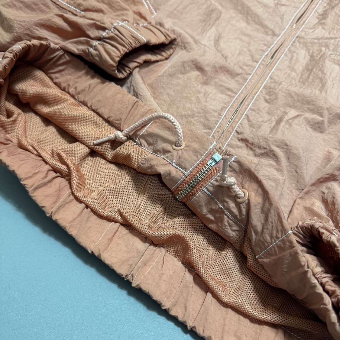 빔즈(BEAMS) 인디핑크컬러 나일론 드로우코드 후드 윈드브레이커 상품이미지4