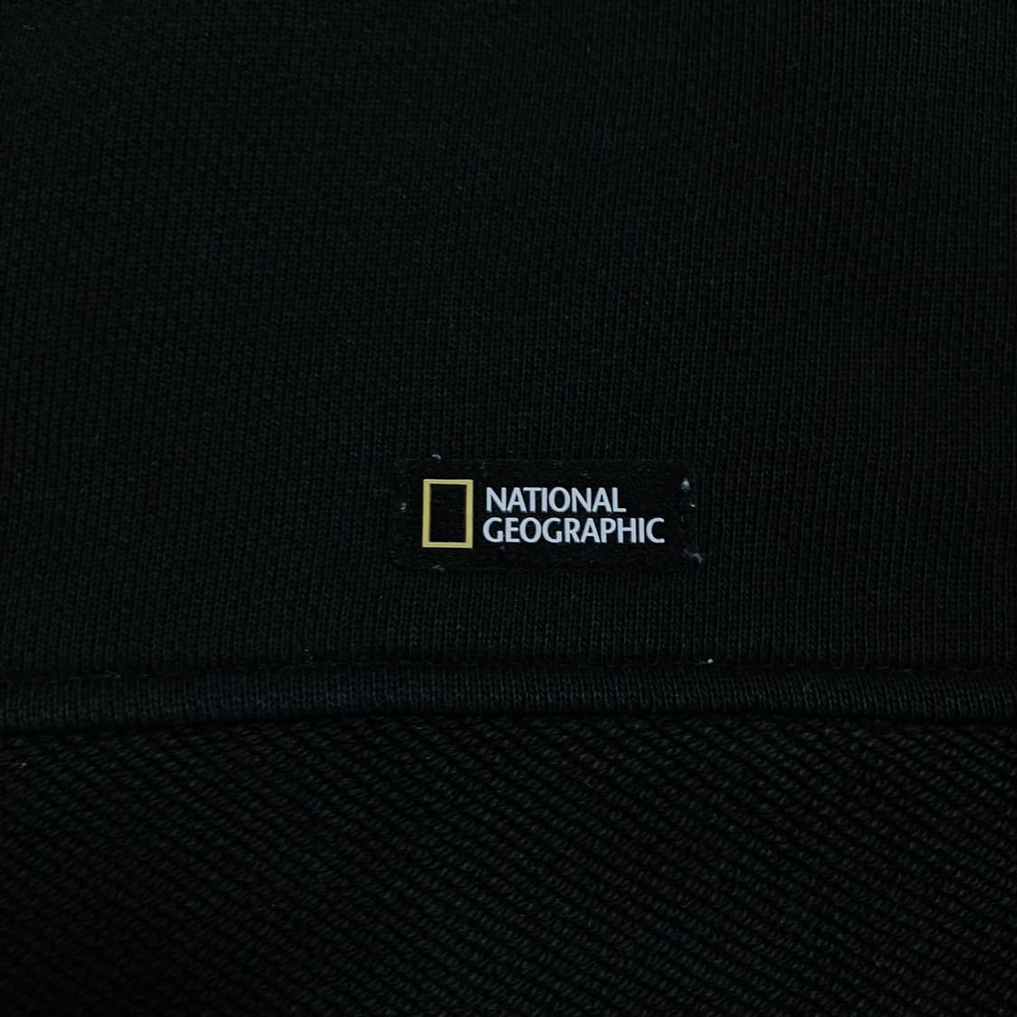 내셔널 지오그래픽 스몰 로고 와펜 블랙 맨투맨 상품이미지2
