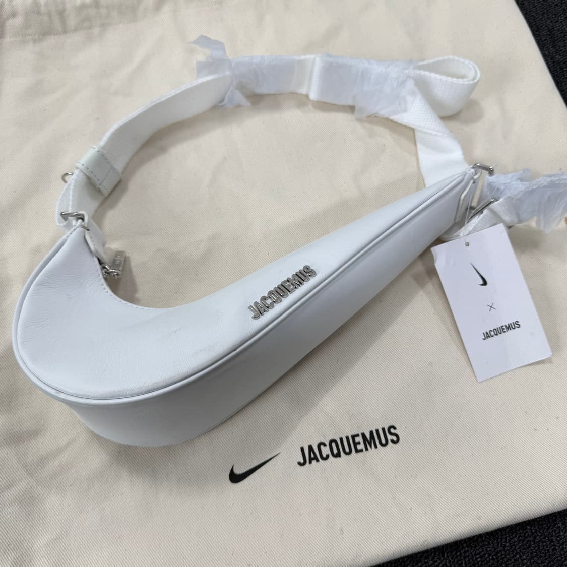나이키 x 자크뮈스 스우시 르 삭 스몰 크로스백 상품이미지2