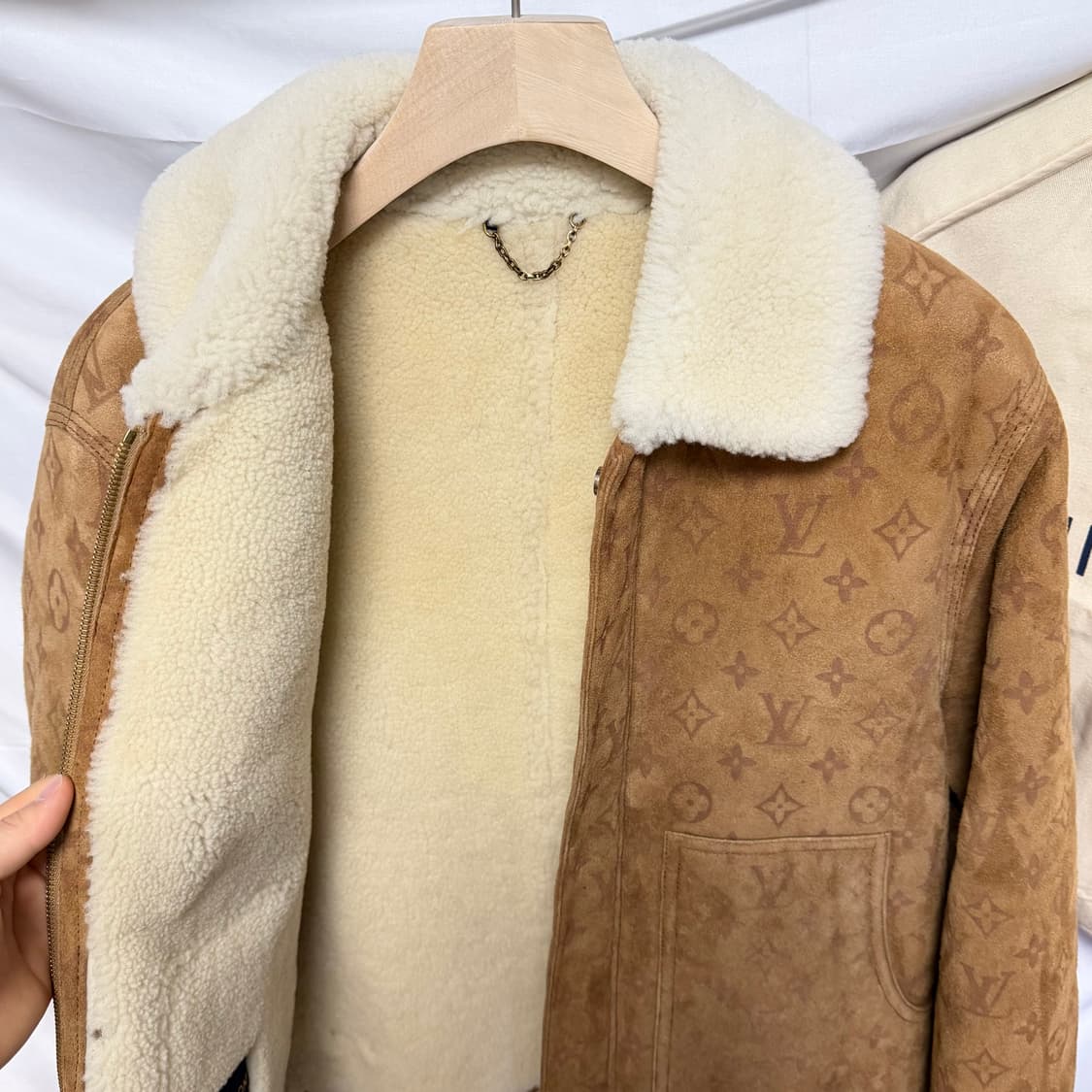 [S+급/48] 루이비통 시어링 엠보스드 모노그램 스웨이드 무스탕 자켓 상품이미지4