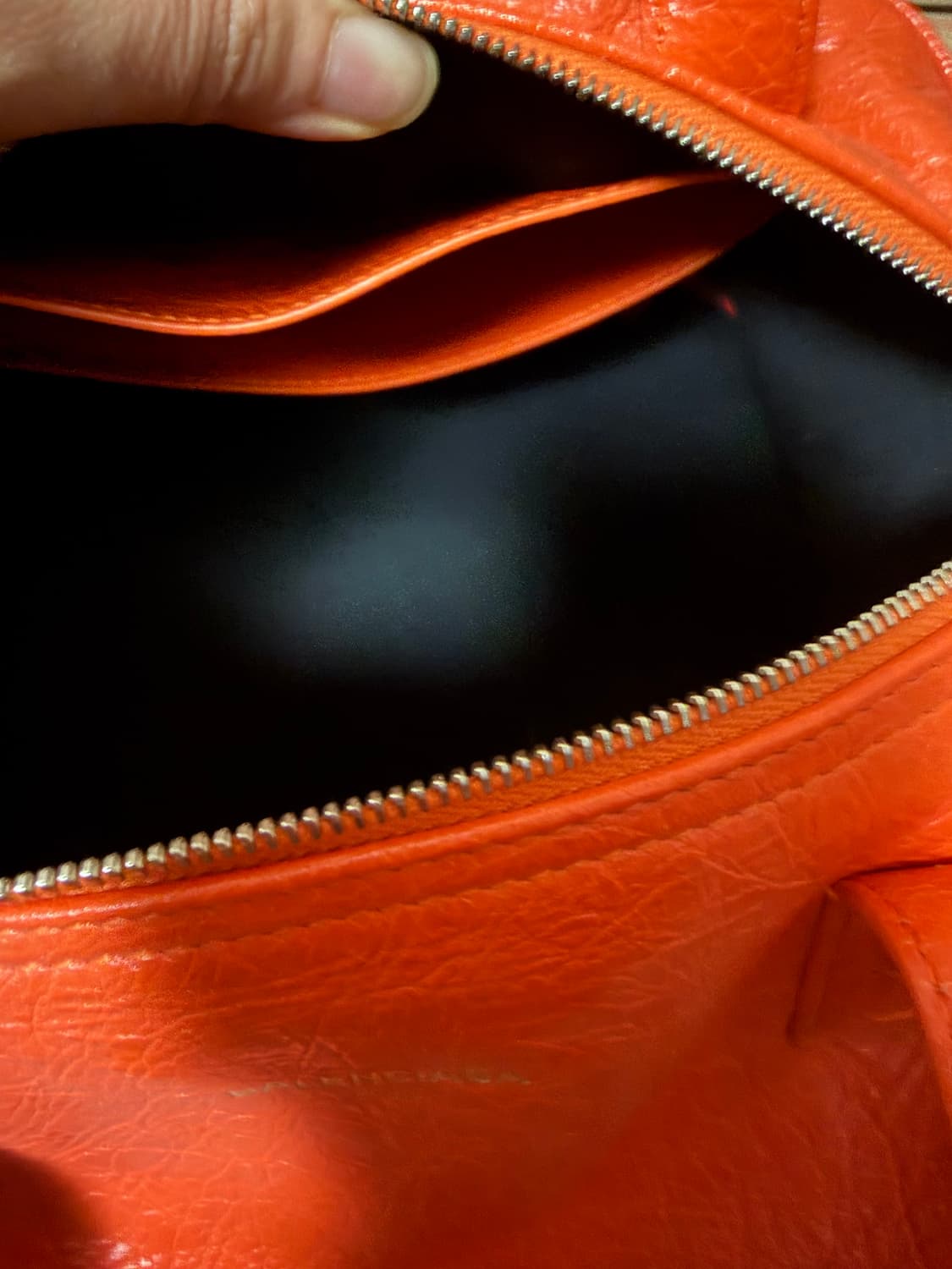 발렌시아가 원형 호보백 상품이미지8