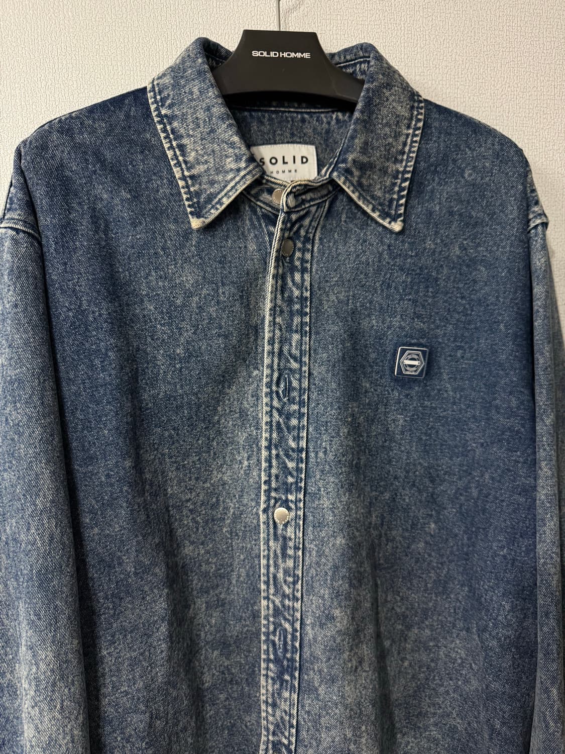 [50] 솔리드옴므 백로고 워싱 데님셔츠 자켓 블루 상품이미지2
