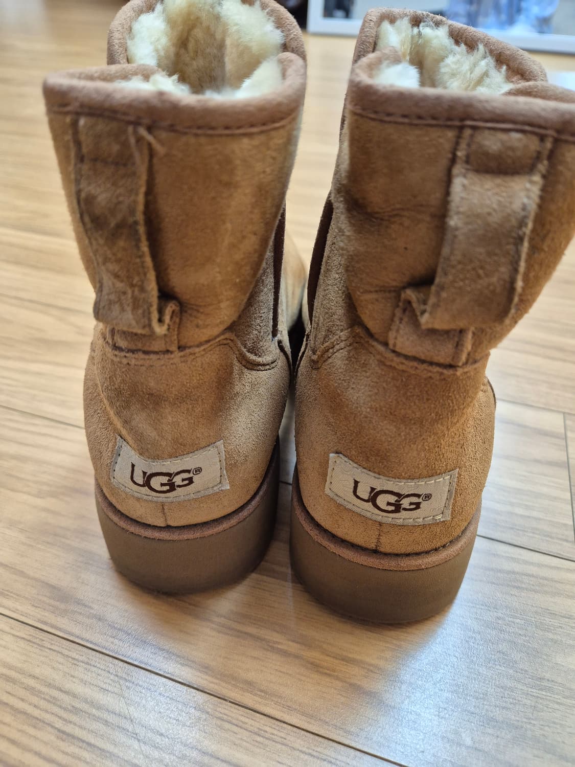 어그 브라운 부츠 245mm입니다. 
부츠 안쪽에 털이 있어서 따뜻하게  상품이미지4