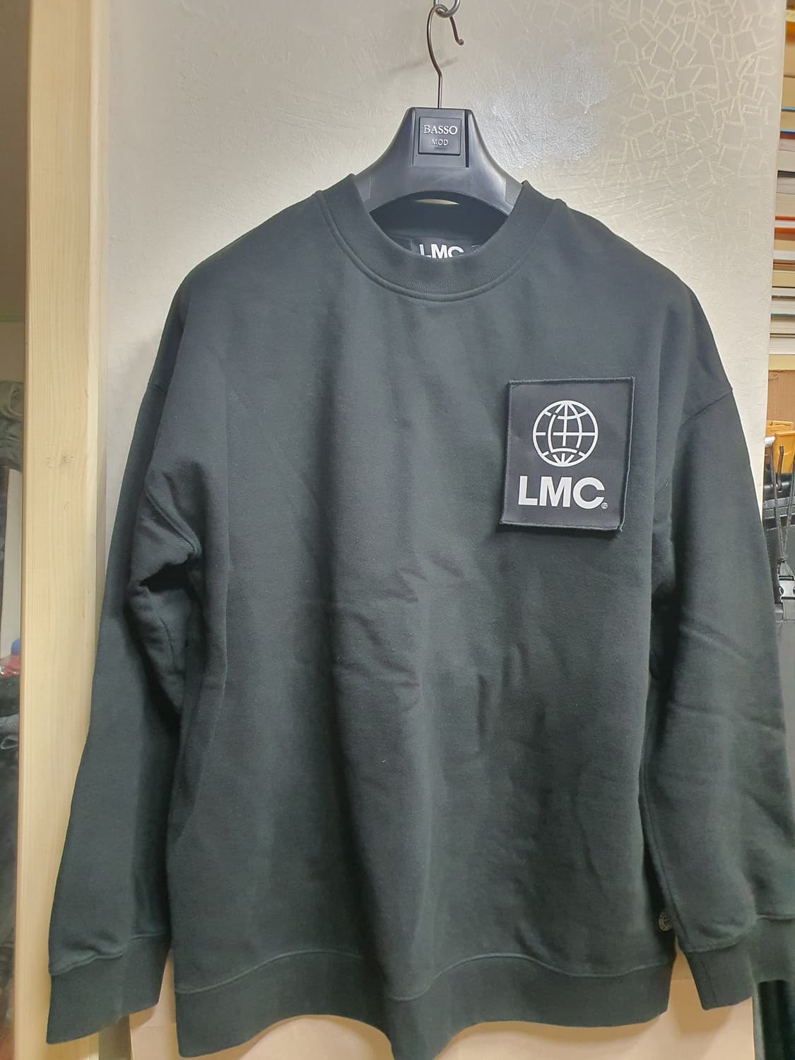 LMC 블랙 패치 맨투맨  상품이미지1