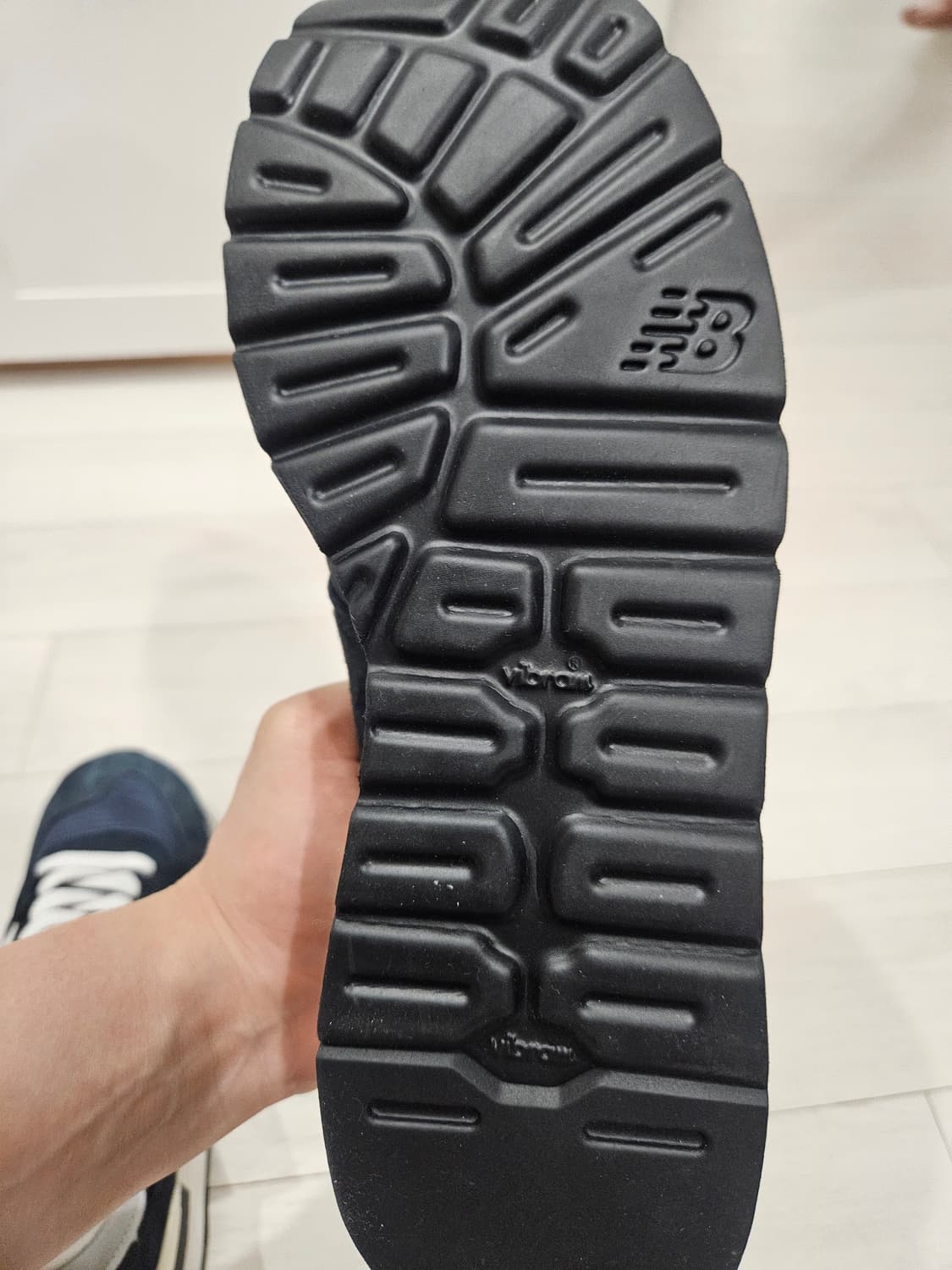 뉴발란스 990v1 네이비 스니커즈 상품이미지3