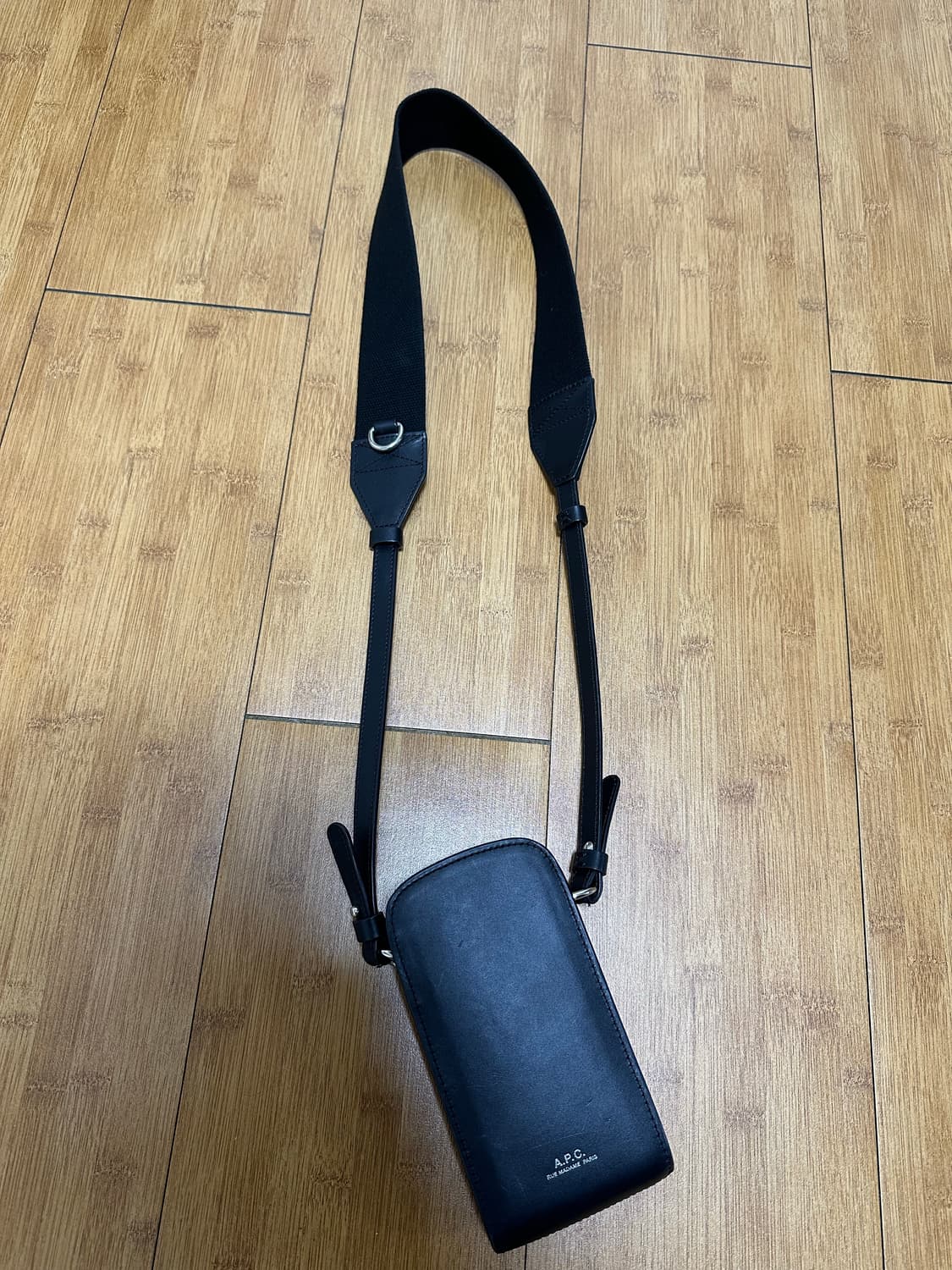 A.P.C. 아페쎄 블랙 핸드폰 가방 상품이미지3