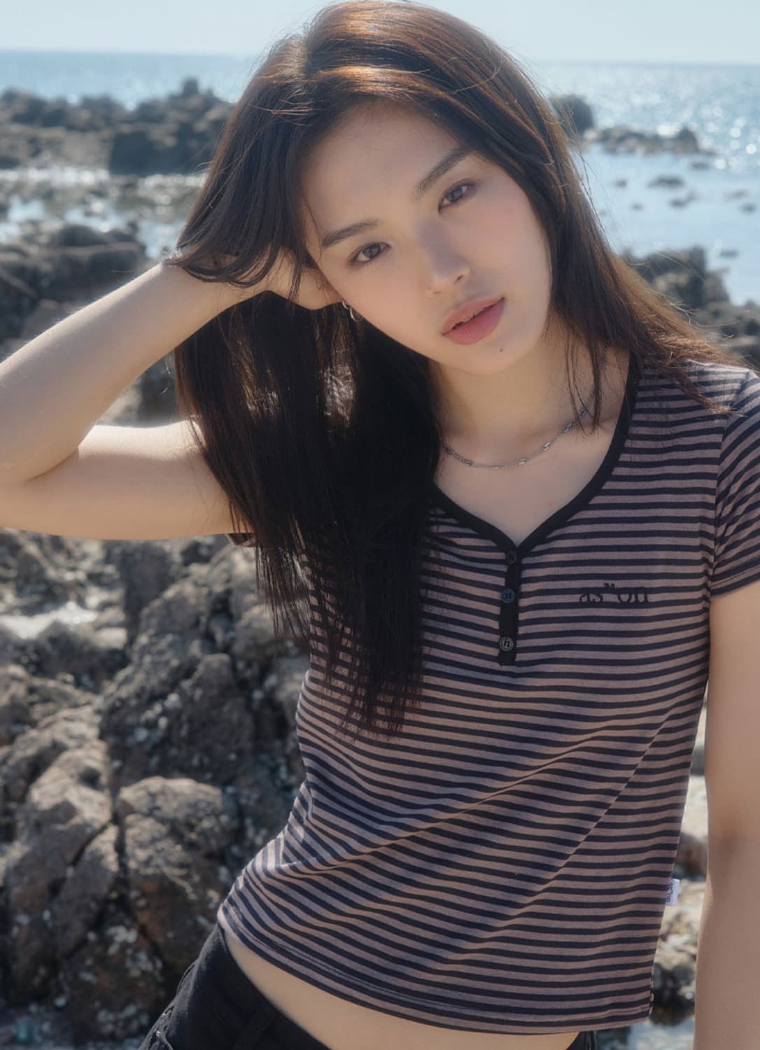 에즈온 캔디 스트라이프 브이넥 버튼 로고 반팔 티셔츠 블랙 상품이미지1