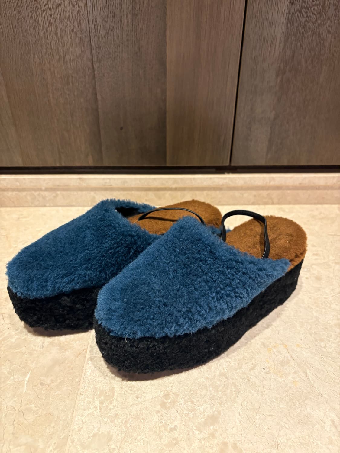 블루 시어링 소재의 펜디 FENDI 플랫폼 슬라이드 샌들 상품이미지1