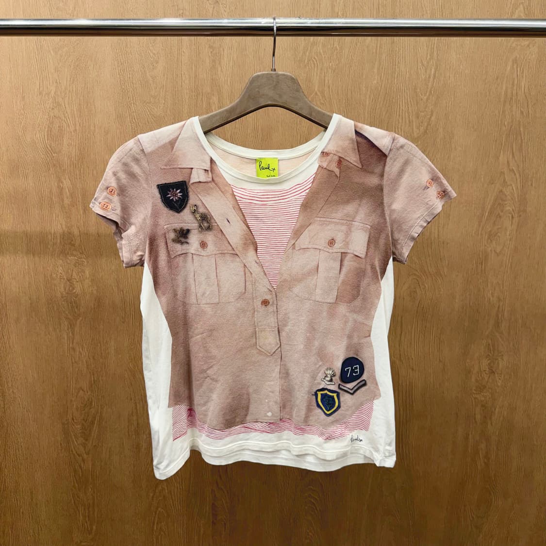 폴스미스 반팔 티셔츠 셔츠 프린팅 로고 자수 넘버 패치 디테일 핑크 상품이미지2