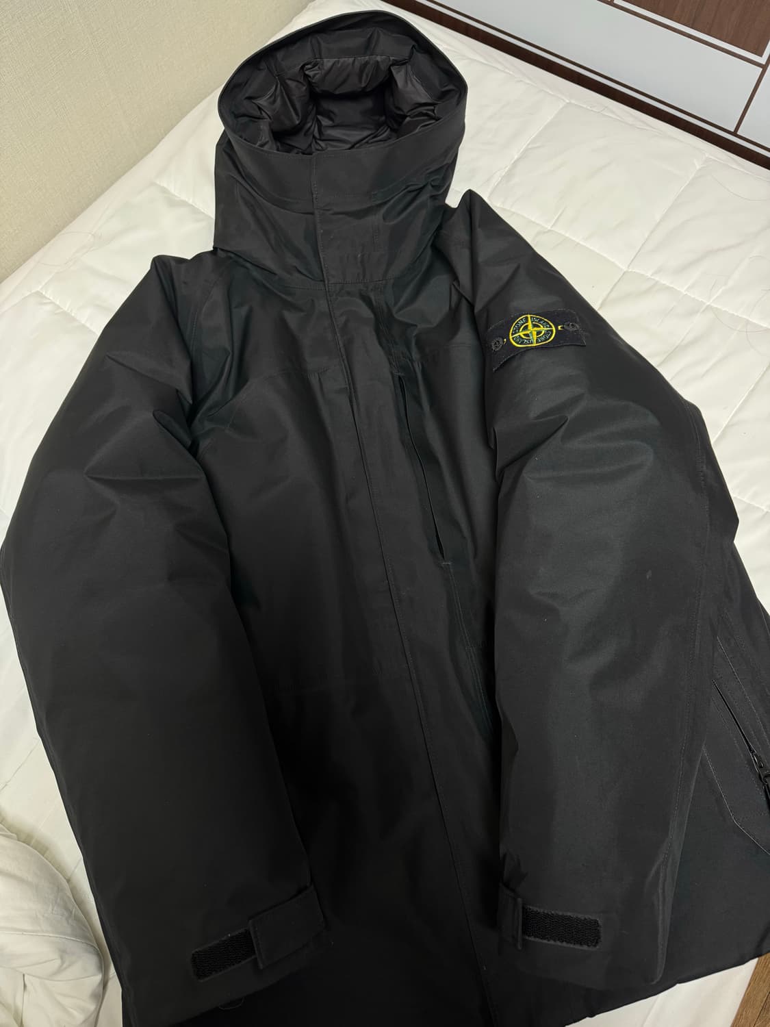 스톤 아일랜드 41926 3L 고어텍스 후드 다운 자켓 블랙 - 22FW 상품이미지1