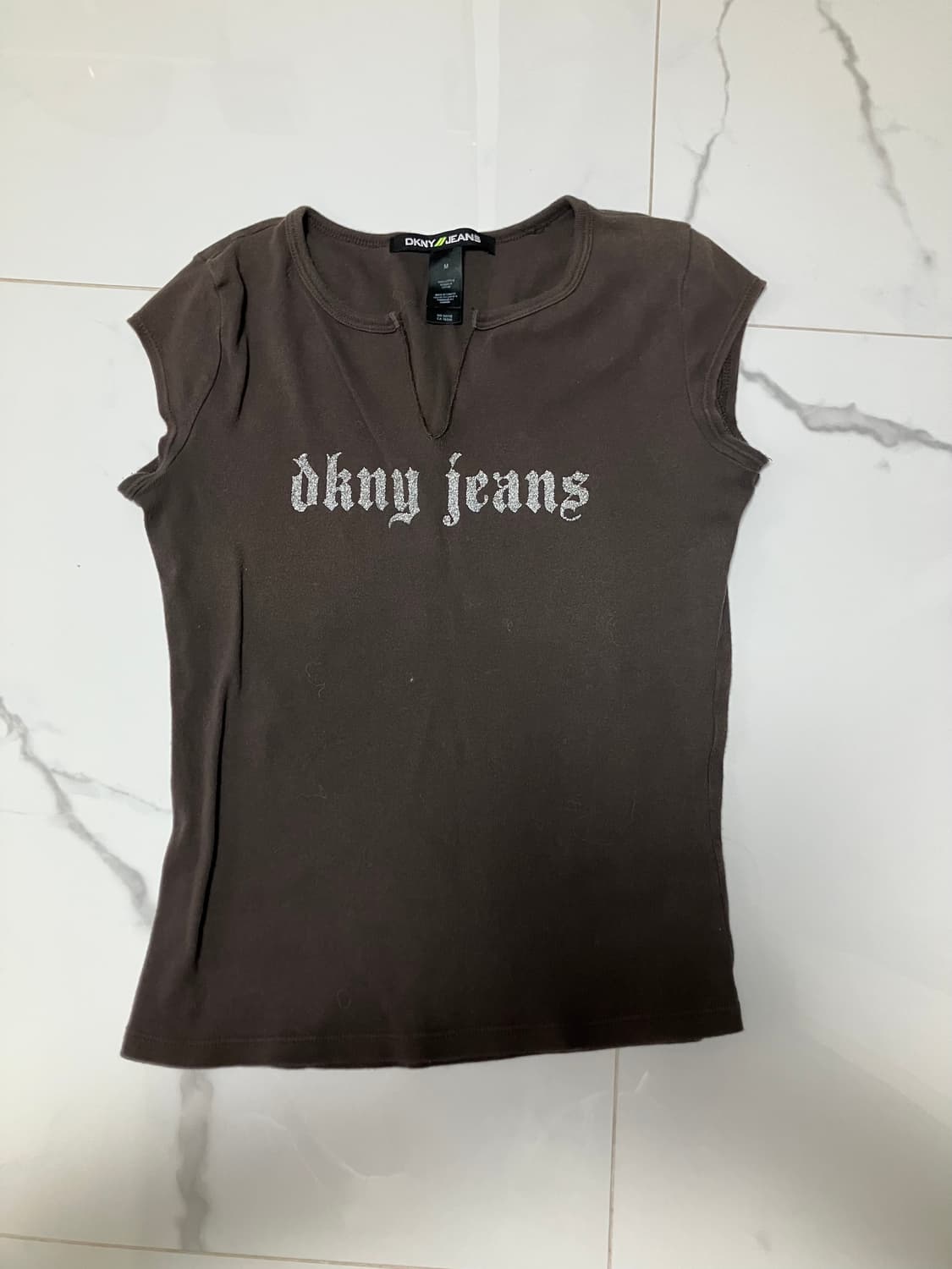 Y2K 2000 DKNY 캡슬리브 브라운 프론트 슬릿 티셔츠  상품이미지1