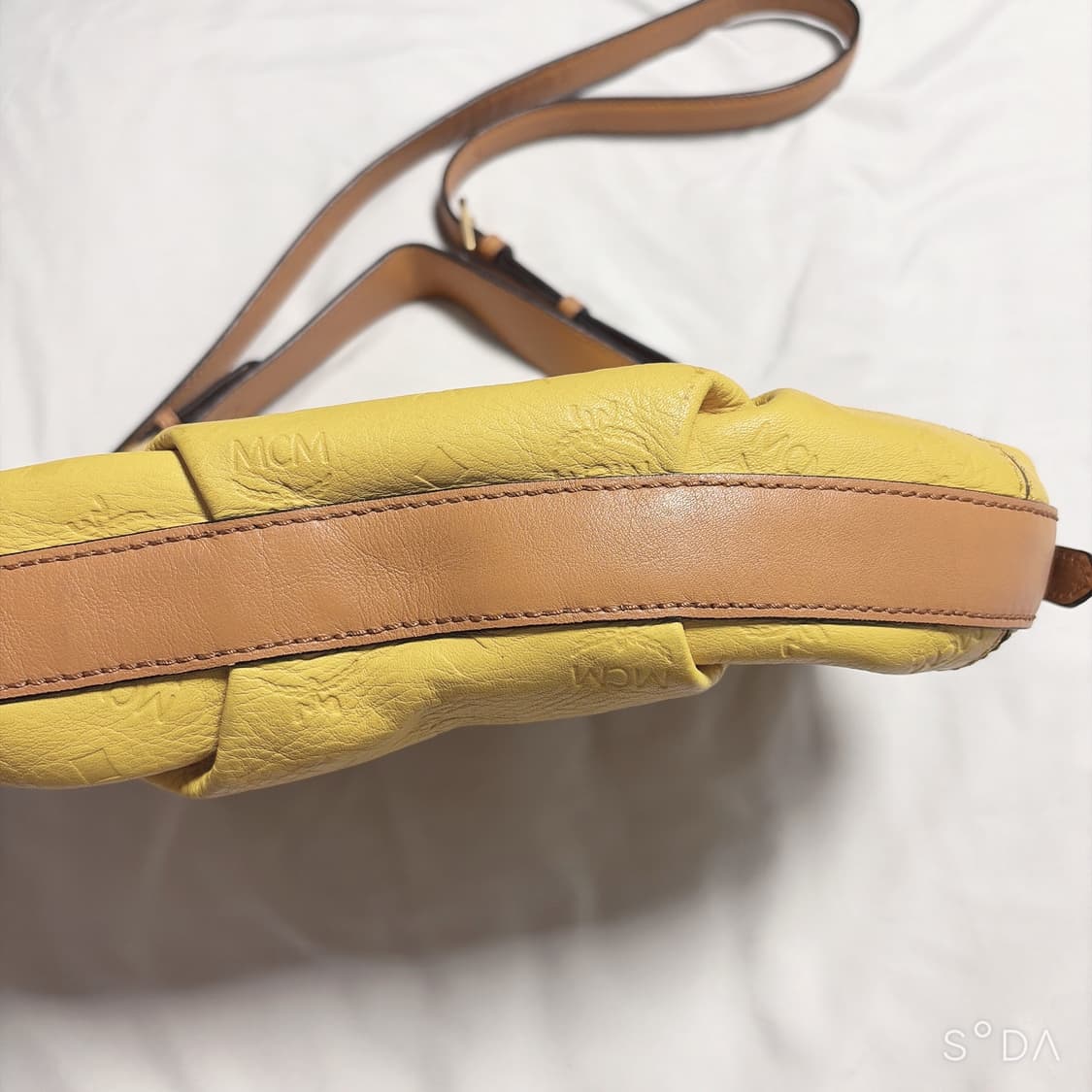 MCM 옐로우 숄더겸 크로스백 상품이미지2