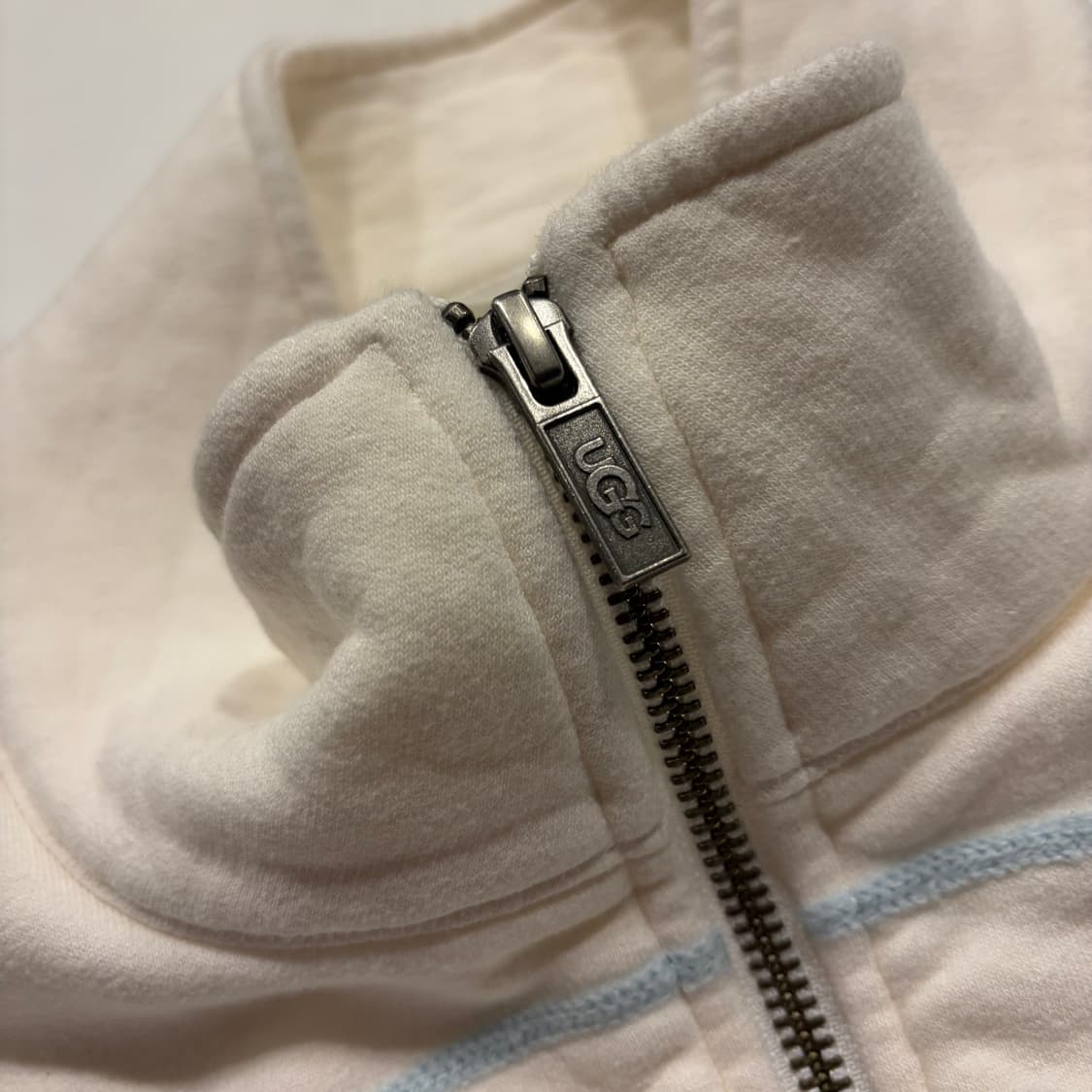 [L] 어그 UGG 로고 스웻 트랙 자켓 화이트 하늘 D179 상품이미지4