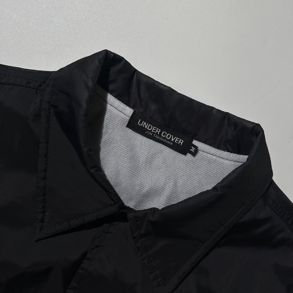 언더커버 백로고 코치 자켓 블랙 상품이미지5